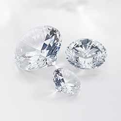 Drei Diamantsteine auf weißem Hintergrund. Glänzend und funkelnd.