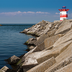 Ein ausgedehnter Ozean mit ruhigem Wasser und einem strahlend blauen Himmel.