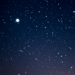 Dunkler Nachthimmel mit funkelnden Sternen.